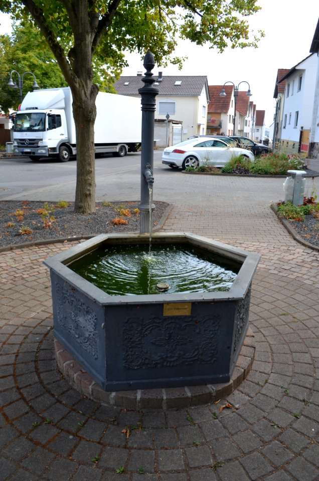 Rendel, Lindenplatz, Brunnen (1)
