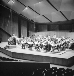 Repetitie van een orkest, vermoedelijk het Israël Philharmonic Orchestra in het , Bestanddeelnr 255-1733