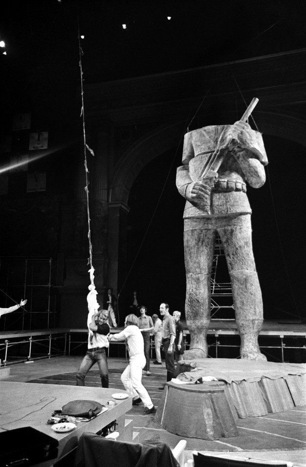 Repetitie met het decorstuk, het beeld van Che Guevara, Bestanddeelnr 922-5460