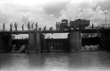 Reparatie door de Genie van een vernielde brug, Bestanddeelnr 11071