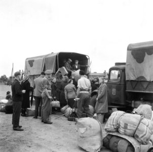 Repatrianten met bagage bij vrachtwagens, Bestanddeelnr 900-5038 photo