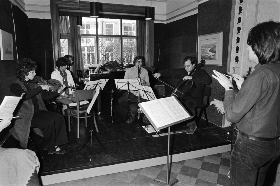 Repetitie van het Arcadi-ensemble in gebouw De Suite in Amsterdam, Bestanddeelnr 931-2694