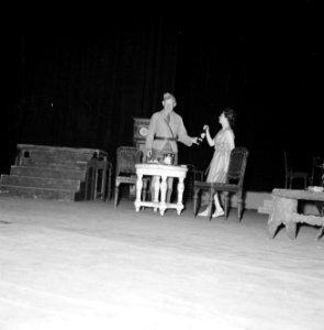 Repetitie van het toneelstuk Cyprus door het toneelgezelschap Habima Twee acteu, Bestanddeelnr 255-4533