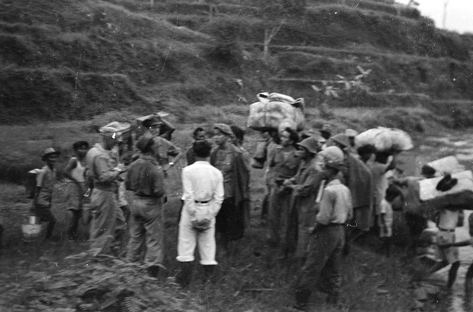 Repatrianten naar Republikeins gebied moeten met bagage een beek (demarcatielijn, Bestanddeelnr 461-2-5