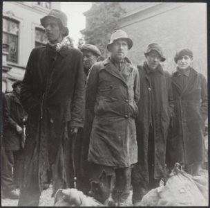 Repatriërende Nederlanders arriveren in Noord-Brabant, Bestanddeelnr 512 049 photo