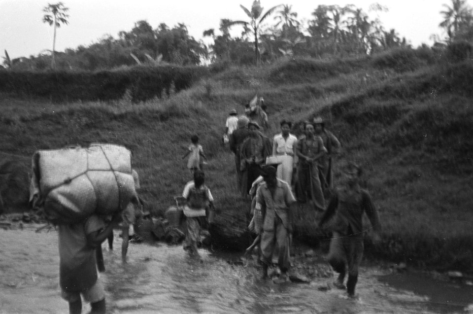 Repatrianten naar Republikeins gebied moeten met bagage een beek (demarcatielijn, Bestanddeelnr 461-1-5