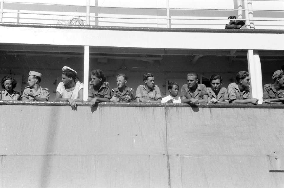 Repatrianten kijken over de railing, Bestanddeelnr 543