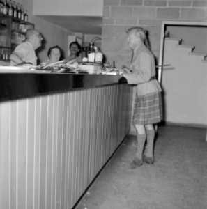 Repetitie toneelgezelschap Habima Een man in schotse kledij aan de bar in de ka, Bestanddeelnr 255-4534