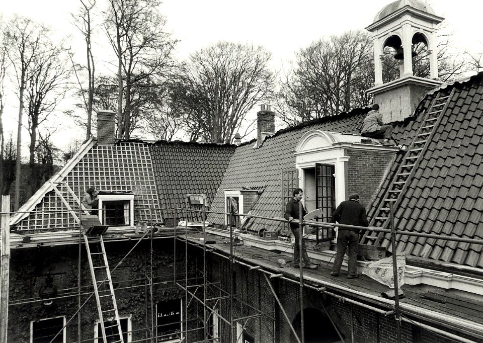 Renovatie van het poortgebouw van Elswout. Aangekocht in 1990 van United Photos de Boer bv. - Negatiefnummer 31566 k 12. - Gepubliceerd in het Haarlems Dagblad dd 27-11-1989. Identificatienu, NL-HlmNHA 54031618