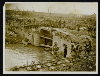 Repairing a lock bridge, Bestanddeelnr 158-1078