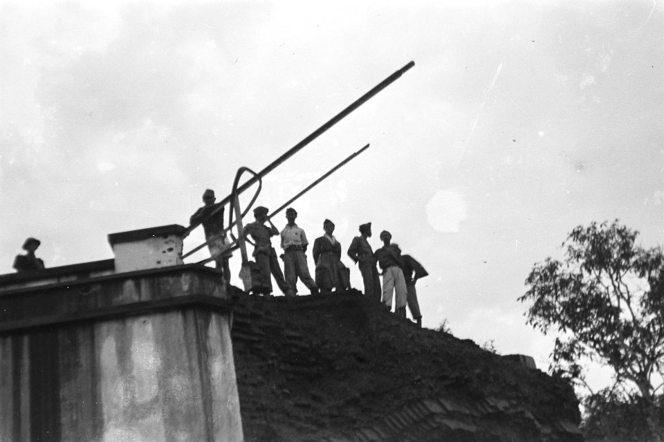 Repatrianten naar Republikeins gebied moeten met bagage een beek (demarcatielijn, Bestanddeelnr 461-3-5