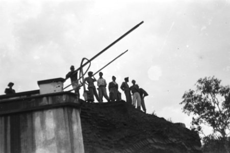 Repatrianten naar Republikeins gebied moeten met bagage een beek (demarcatielijn, Bestanddeelnr 461-3-5