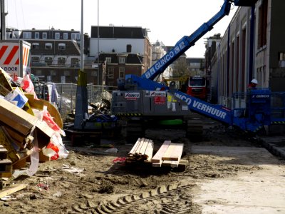 Renovation workers with construction equipment with the old tram depot front in the Tollensstraat, Amsterdam-West . Renovatie van de oude tram-remise gevels in de Tollensstraat, Kinkerbuurt, Amsterdam 2014
