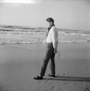 Reportage jonge zeer begaafde organist Dick van Rijn aan het Katwijkse strand, Bestanddeelnr 912-3593