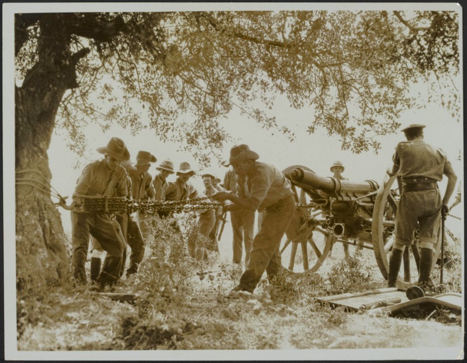 Repairing the damage in a field workshop, Bestanddeelnr 158-2497