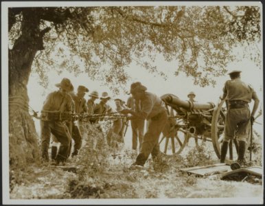 Repairing the damage in a field workshop, Bestanddeelnr 158-2497