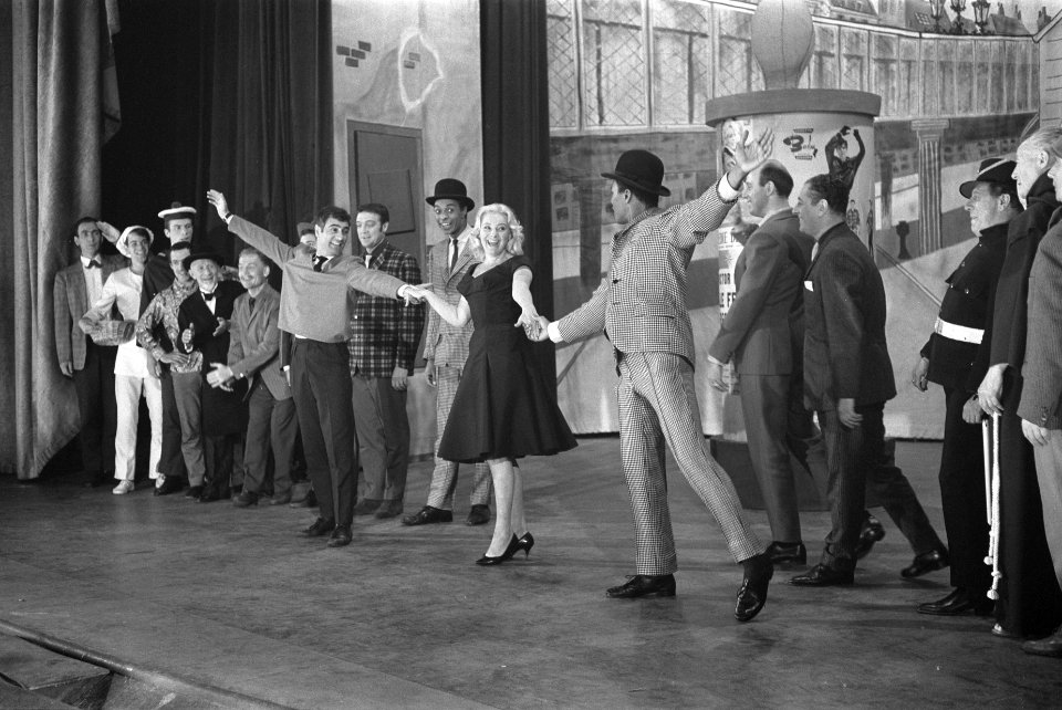 Repetitie musical Irma la Douce met Beppie Nooy , LD Jones , rechts Maxim Hame, Bestanddeelnr 914-2528