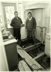 Renovatie Slachthuisbuurt. Stadsvernieuwing in de Van Keulenstraat en Patriarchstraat, bewoners B. Geurts (met baard) en N. Huis in 't Veld. NL-HlmNHA 5400464844
