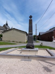Renneval (Aisne) monument aux morts
