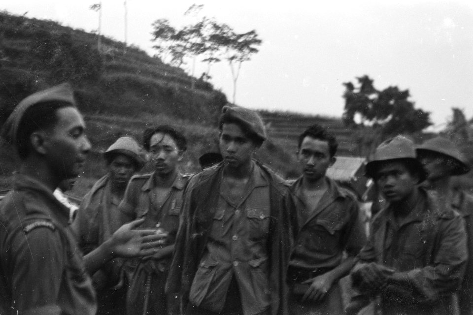 Repatrianten naar Republikeins gebied moeten met bagage een beek (demarcatielijn, Bestanddeelnr 461-2-4