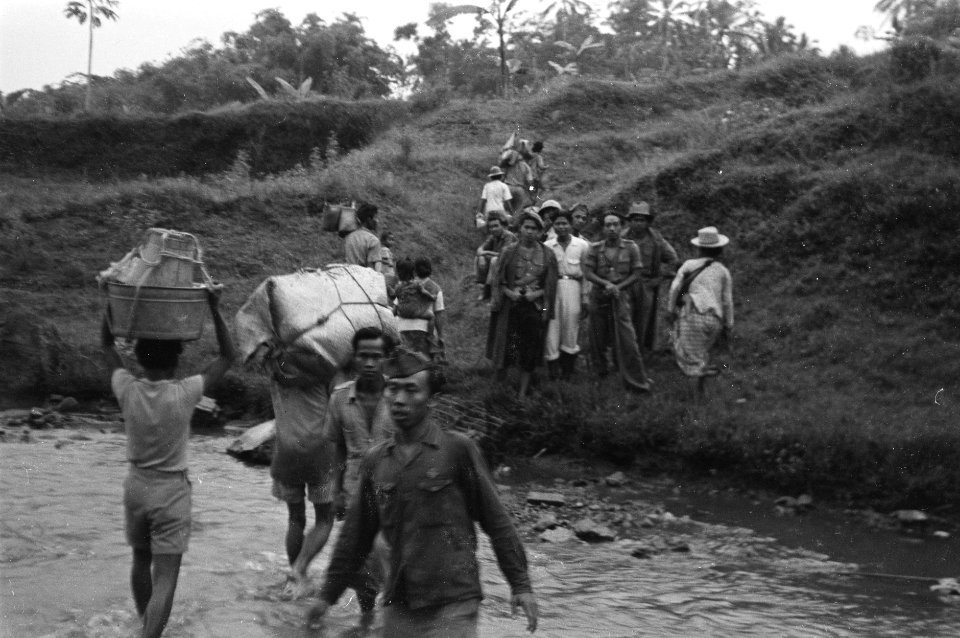Repatrianten naar Republikeins gebied moeten met bagage een beek (demarcatielijn, Bestanddeelnr 461-1-6