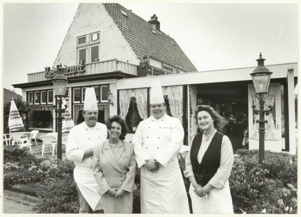 Restaurant 't Boeckaniersnest tussen Bentveld en Zandvoort met op de foto gastvrouw Rosetta Chidda, koks Bart en Jan en serveerster Brigitte. NL-HlmNHA 54031535
