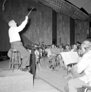 Repetitie van een orkest, vermoedelijk het Israël Philharmonic Orchestra in het , Bestanddeelnr 255-1742