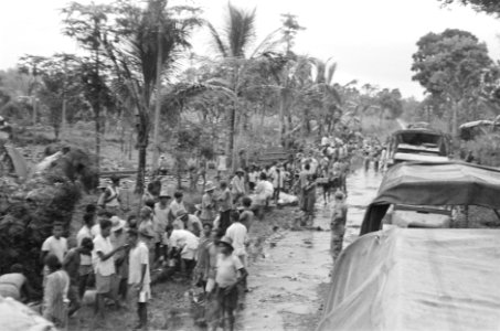 Repatrianten die teruggaan naar Republikeins gebied stellen zich op langs een co, Bestanddeelnr 460-4-2