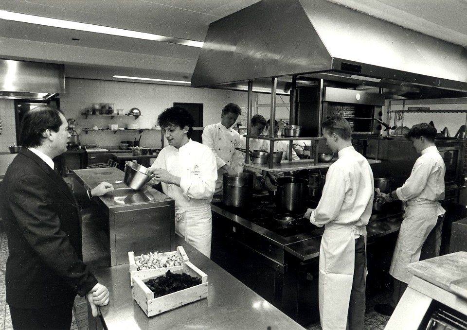 Restaurant De Bokkendoorns aan de Zeeweg. De keuken tijdens de drukte ivm het Kerstmenu. Aangekocht in 1991 van United Photos de Boer bv. - Negatiefnummer 33497 k. - Gepubliceerd in het Haarlems Dagbl