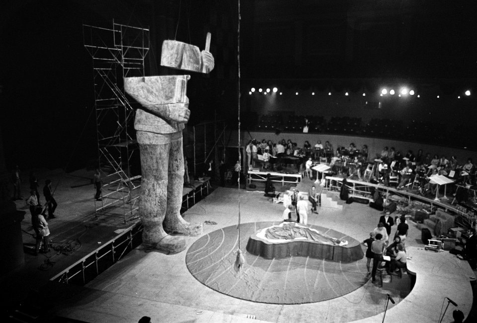 Repetitie het decorstuk, het beeld van Che Guevara, wordt opgebouwd, Bestanddeelnr 922-5463