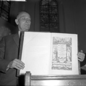 Restauratie Engelse kerk aan Begijnhof. Opdracht Trouw. Man met bijbel, Bestanddeelnr 913-1042