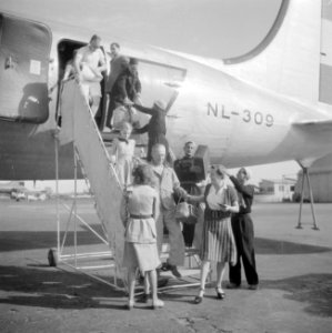 Repatrianten verlaten het vliegtuig in Ataka, Bestanddeelnr 255-6867