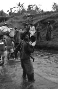 Repatrianten naar Republikeins gebied moeten met bagage een beek (demarcatielijn, Bestanddeelnr 461-2-2