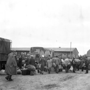 Repatrianten brengen bagage naar de vrachtwagens, Bestanddeelnr 900-5035 photo