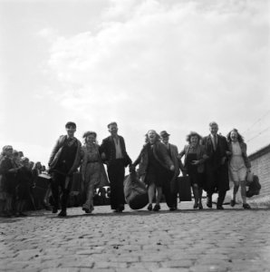 Repatrierende Nederlanders arriveren te Amsterdam, CS, Bestanddeelnr 900-3445
