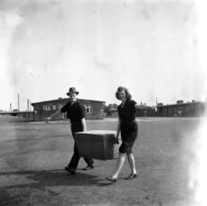 Repatrianten met bagage. Man en vrouw met hutkoffer, Bestanddeelnr 900-5054 photo
