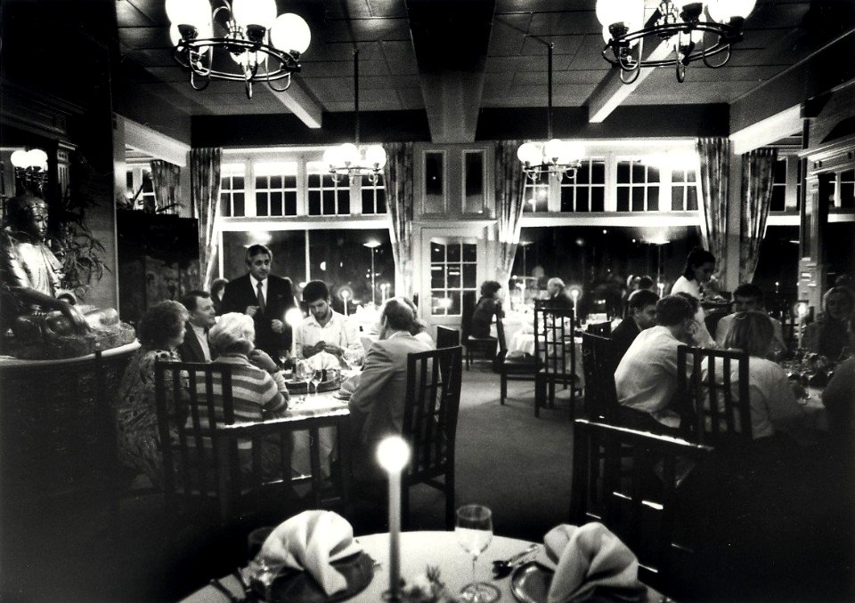 Restaurant Amazing Asia (chinees restaurant) aan de Zeeweg 3. Aangekocht in 1989 van United Photos de Boer bv. - Negatiefnummer 29680 k 21. - Gepubliceerd in het Haarlems Dagblad van 25-10-1988. Ident