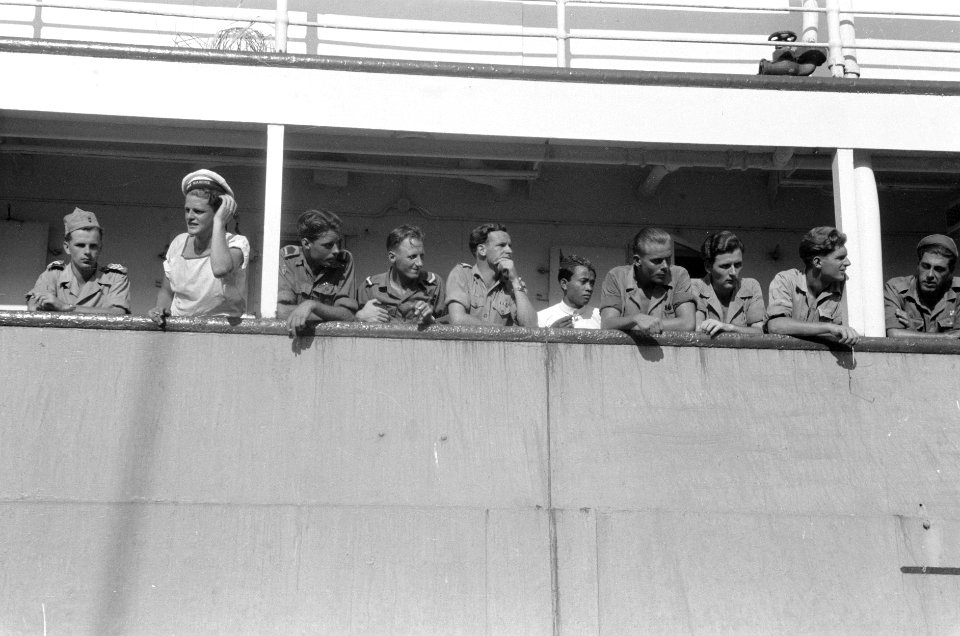 Repatrianten kijken over de railing, Bestanddeelnr 544