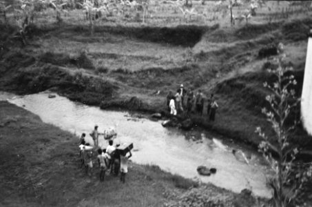 Repatrianten naar Republikeins gebied moeten met bagage een beek (demarcatielijn, Bestanddeelnr 461-1-2