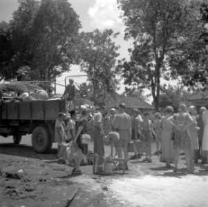 Repatrianten worden met vrachtauto's van uit het Adek-kamp in Batavia naar de ha, Bestanddeelnr 255-6771 photo