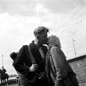 Repatrierende Nederlanders arriveren te Amsterdam, CS, Bestanddeelnr 900-3446