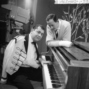Repetitie voor programma Marinade Colea Serban aan piano, Harry de Groot staa, Bestanddeelnr 912-3861