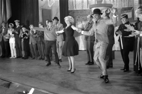 Repetitie musical Irma la Douce , Beppie Nooy met Donald Jones en links Maxim Ha, Bestanddeelnr 914-2529