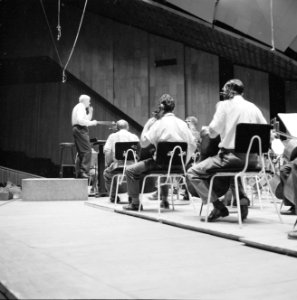 Repetitie van een orkest, vermoedelijk het Israël Philharmonic Orchestra in het , Bestanddeelnr 255-1740