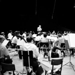 Repetitie van een orkest, vermoedelijk het Israël Philharmonic Orchestra in het , Bestanddeelnr 255-1738