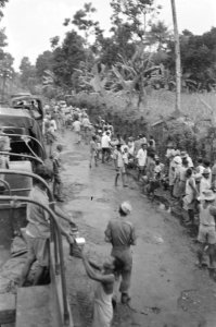Repatrianten die teruggaan naar Republikeins gebied stellen zich op langs een co, Bestanddeelnr 460-3-6
