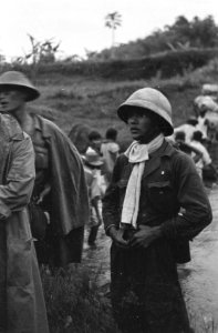 Repatrianten naar Republikeins gebied moeten met bagage een beek (demarcatielijn, Bestanddeelnr 461-2-3