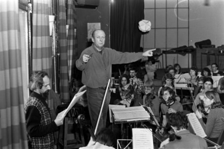 Repetities Nederlands Studenten Orkest in Bergen, dirigent Jan Brussen , links c, Bestanddeelnr 926-1464