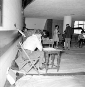 Repetitie van het toneelgezelschap Kameri onder de leiding van de gastregiseur S, Bestanddeelnr 255-4546