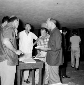 Repetitie van het toneelgezelschap Kameri onder de leiding van de gastregiseur S, Bestanddeelnr 255-4543